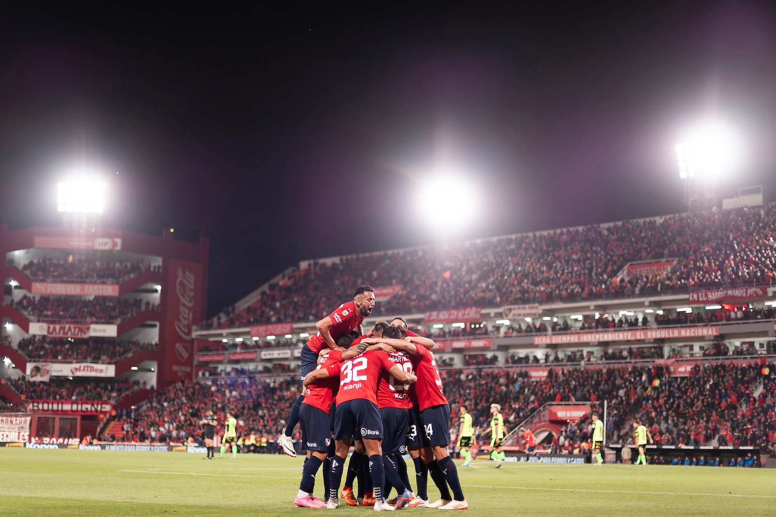 Independiente goleó a Barracas, se afirma en lo alto y aleja del descenso