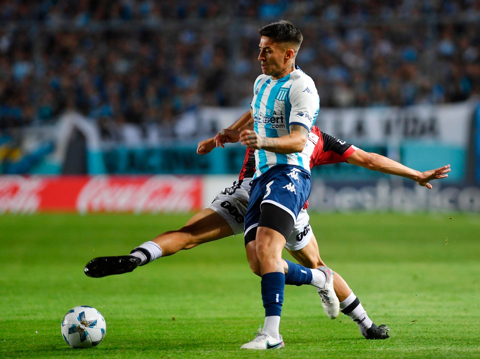 Racing perdió dos puntos sobre el final y estalló la bronca
