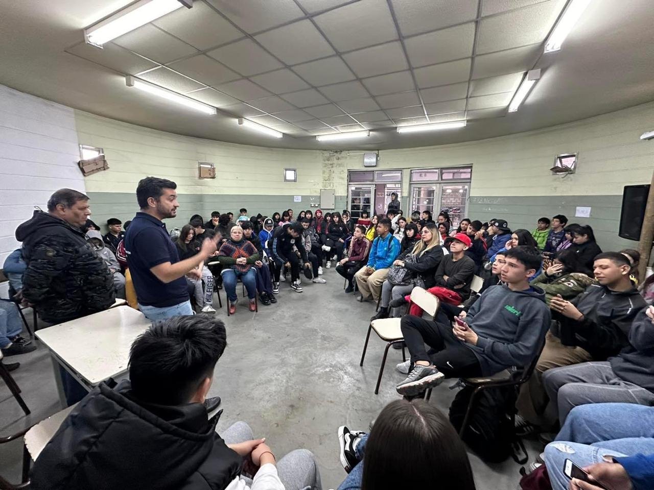 Agustín Balladares charló con estudiantes y profesores de la Escuela Técnica N°1