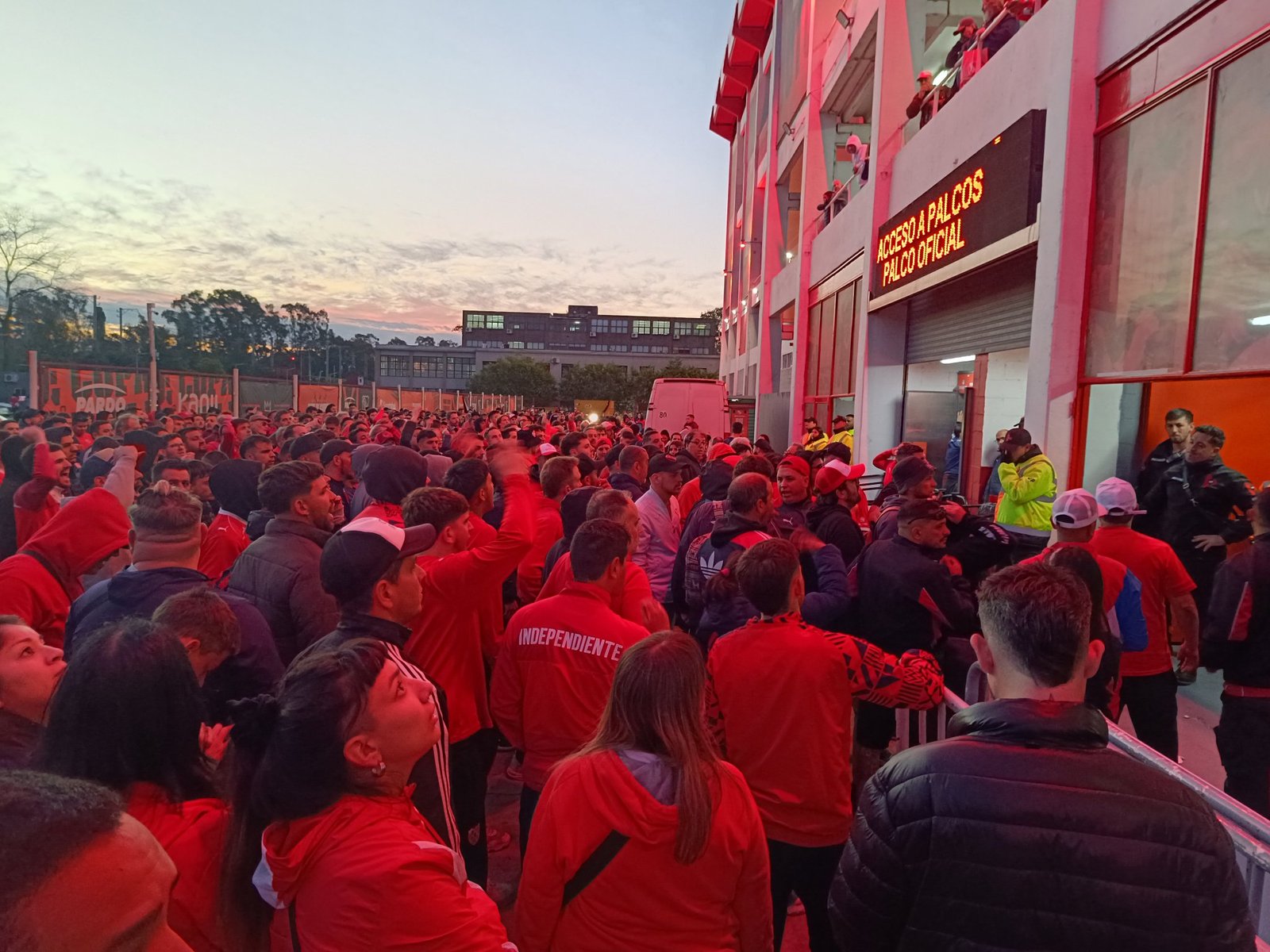 Independiente profundiza su crisis: perdió con Banfield, renunció Vaccari y sus hinchas reclaman elecciones