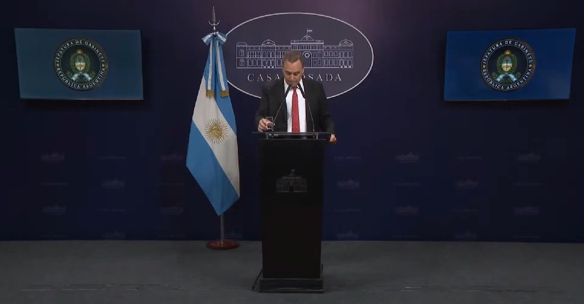 Adorni contra las cuerdas: negó todo y eludió preguntas en su reaparición