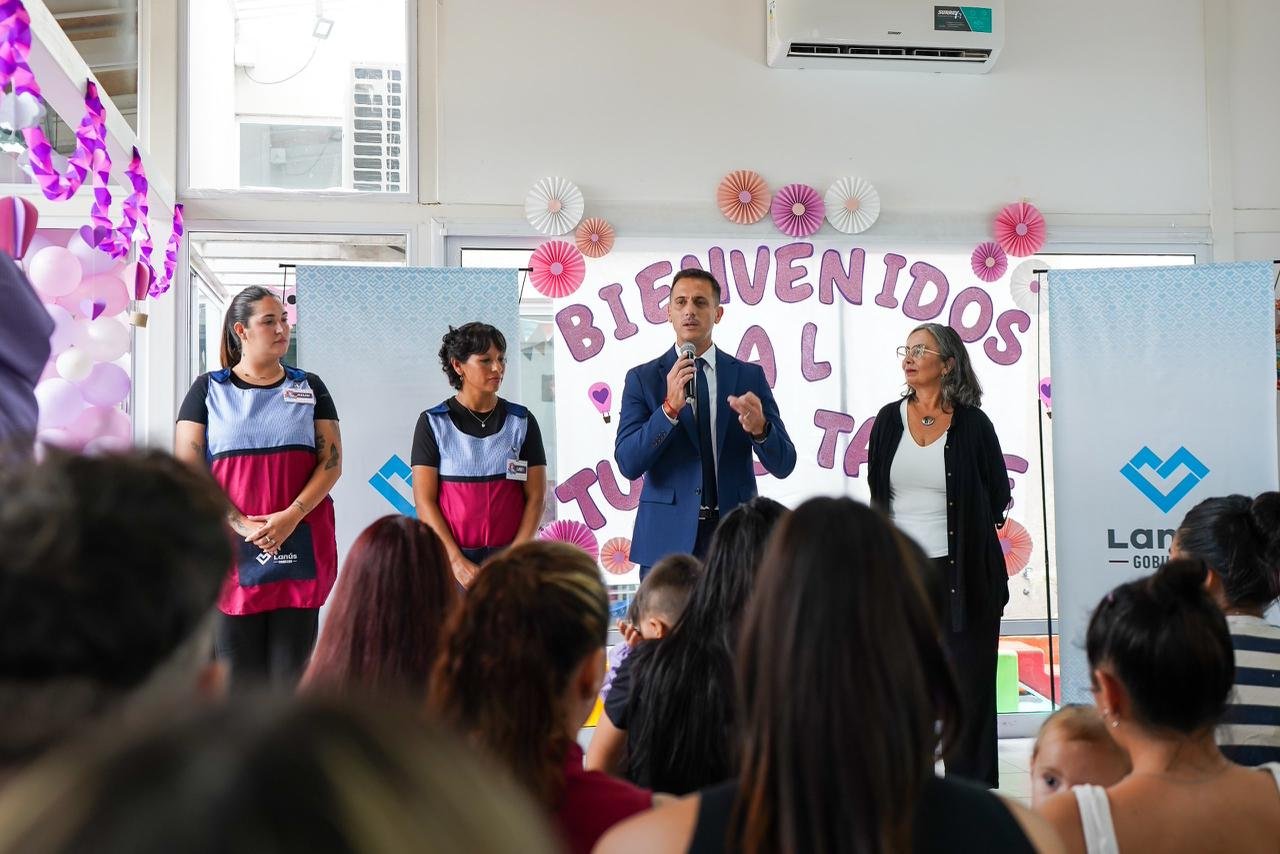 Inició el ciclo lectivo | Julián Álvarez acompañó el acto en un colegio de Monte Chingolo