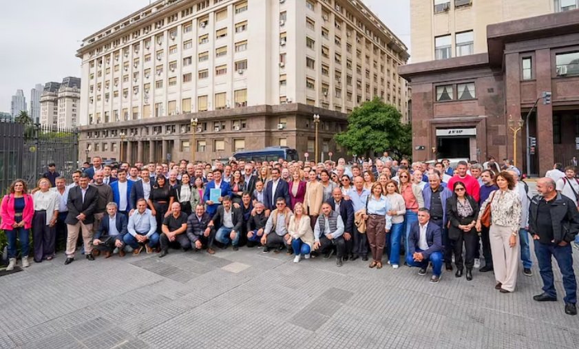 Intendentes fueron a reclamarle a Caputo por fondos y obras para los municipios