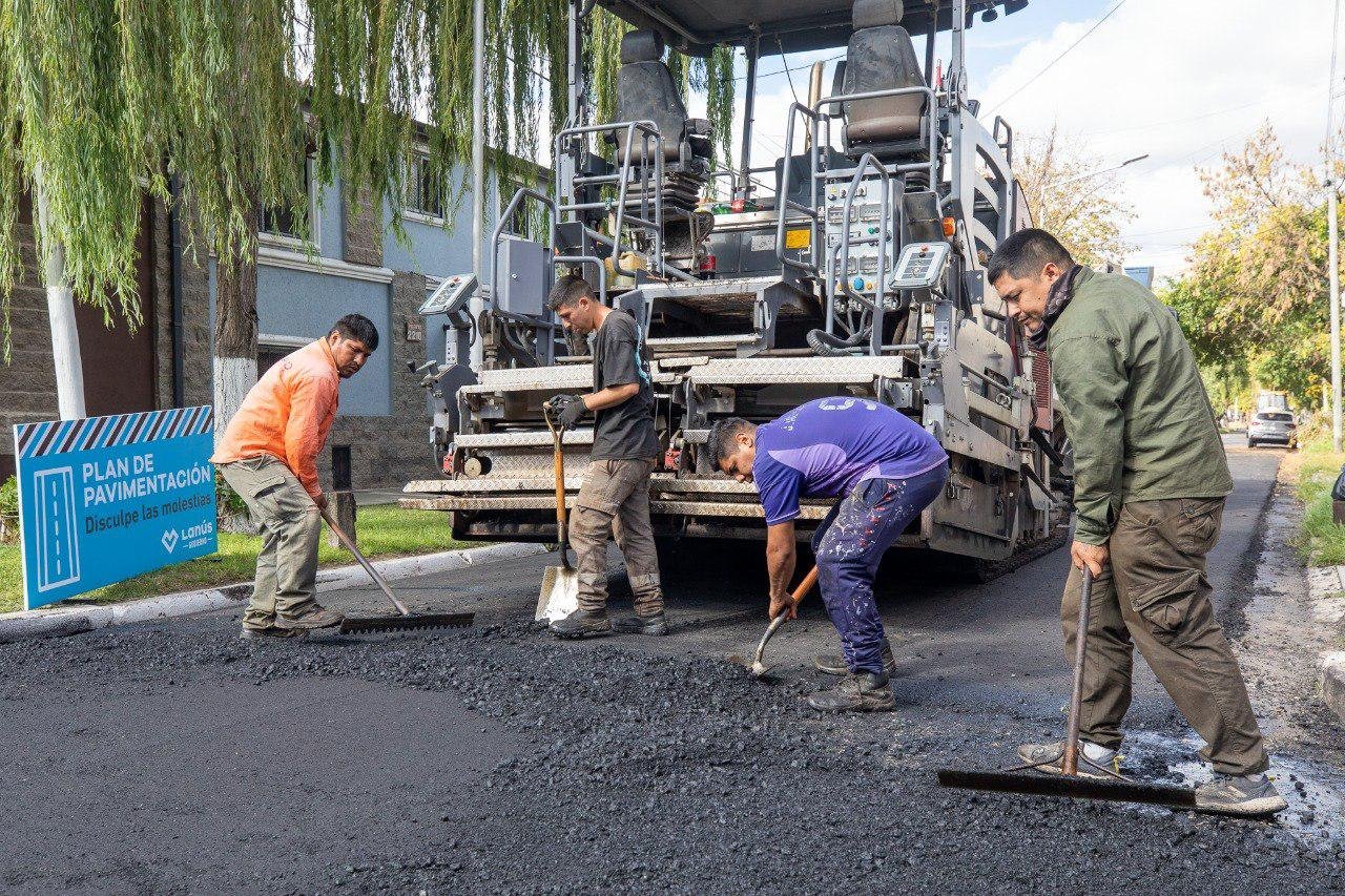Obras en Lanús: Julián Álvarez supervisó repavimentación en Remedios de Escalada
