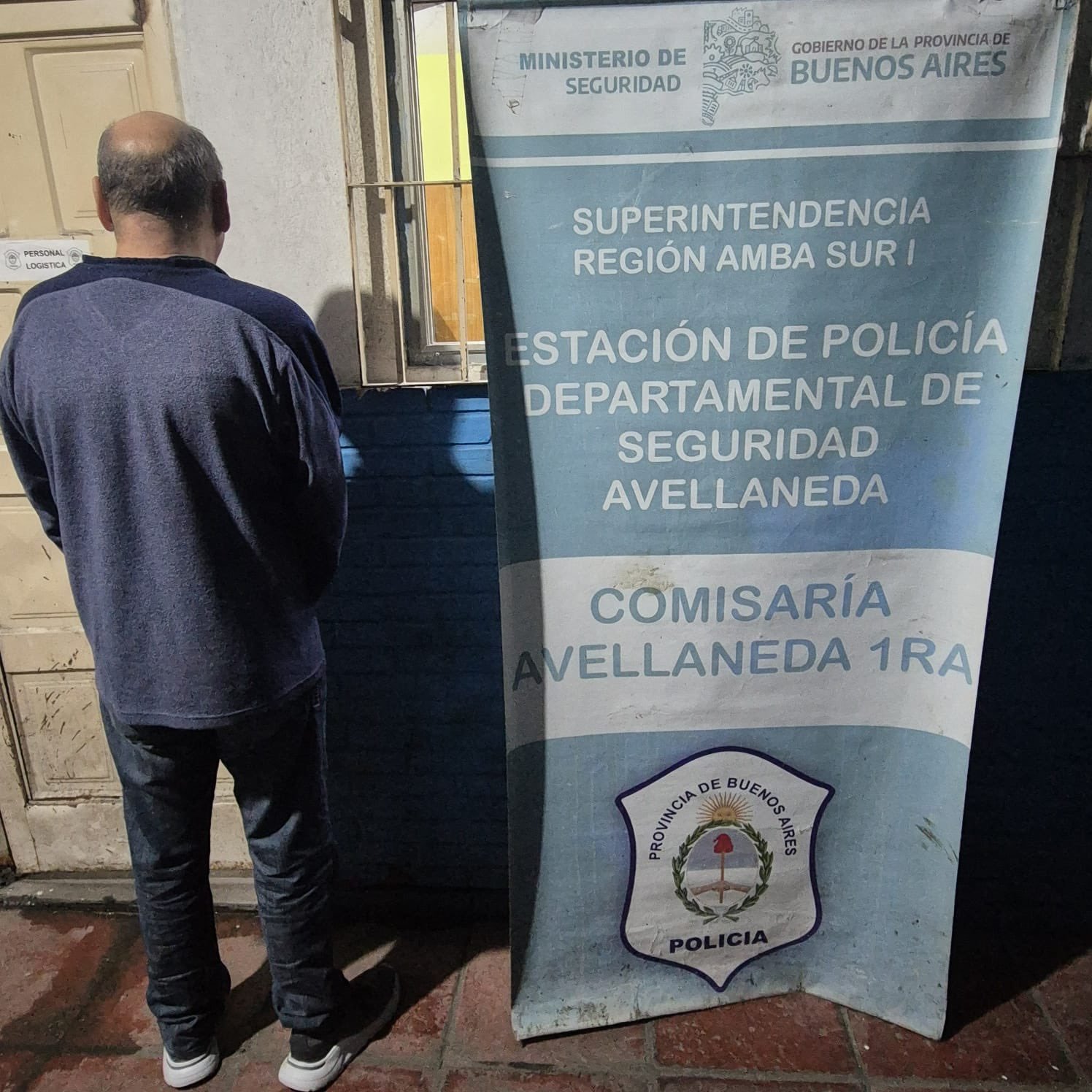 Avellaneda: Qué dijo el vecino que se paseaba por los pasillos con un arma