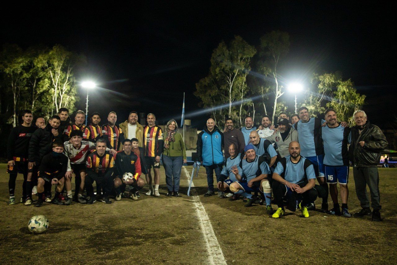 Lanús: Inauguraron la nueva iluminación de la cancha del club 1° de Mayo