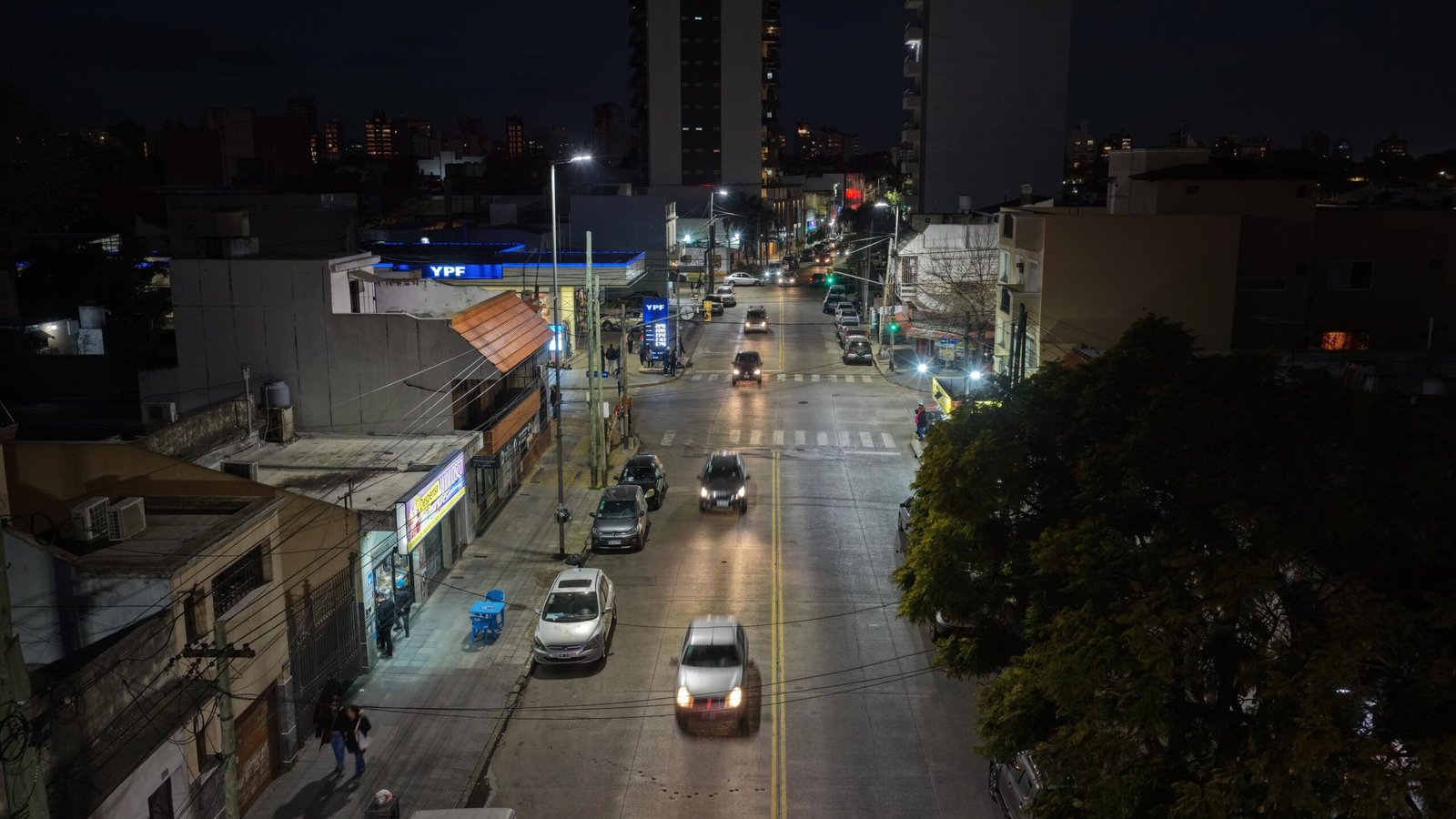 Lanús: potencian iluminación en avenidas del distrito