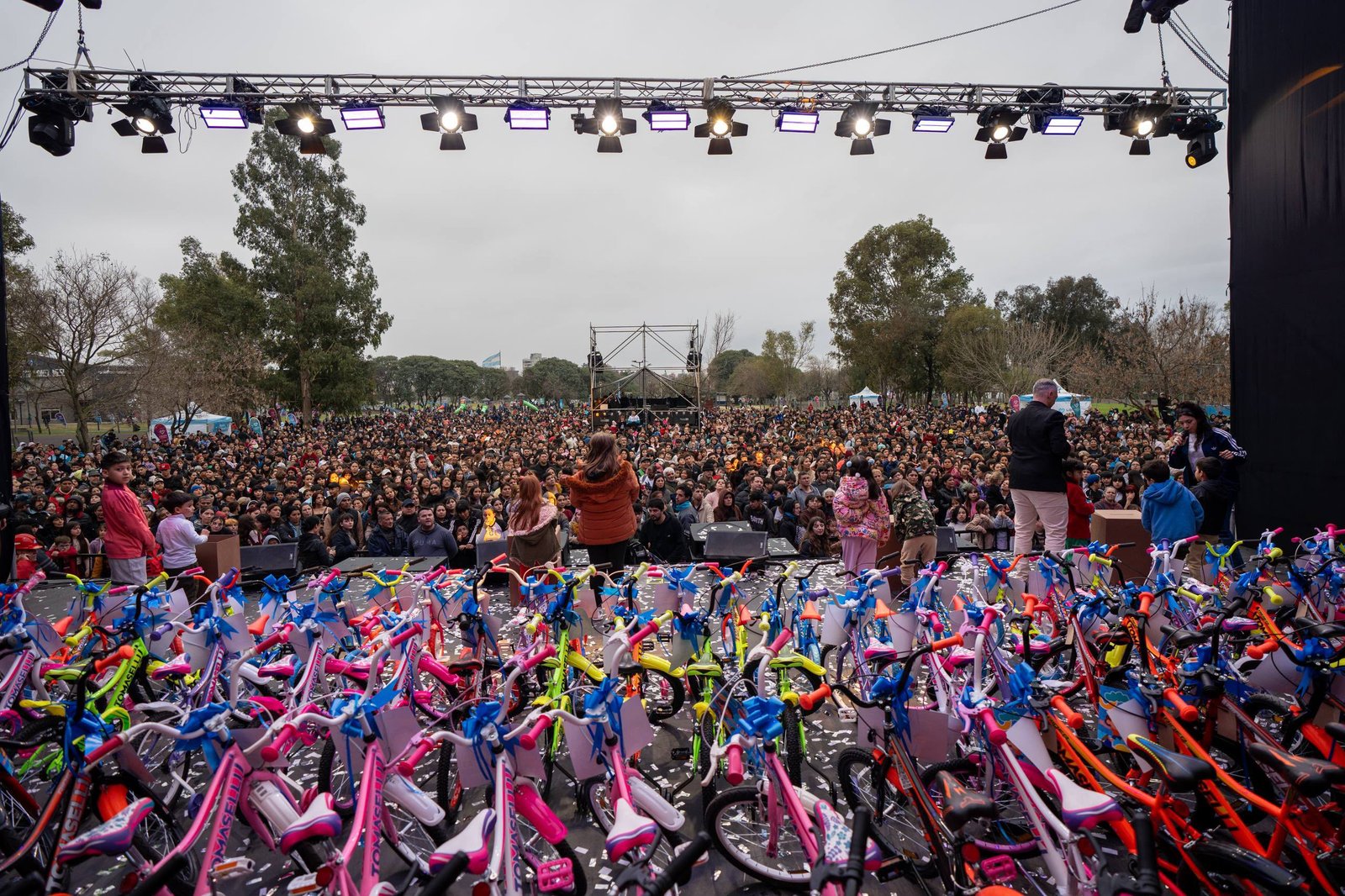 Lanús: Topa dio un show para 15 mil personas por el Día de las Infancias