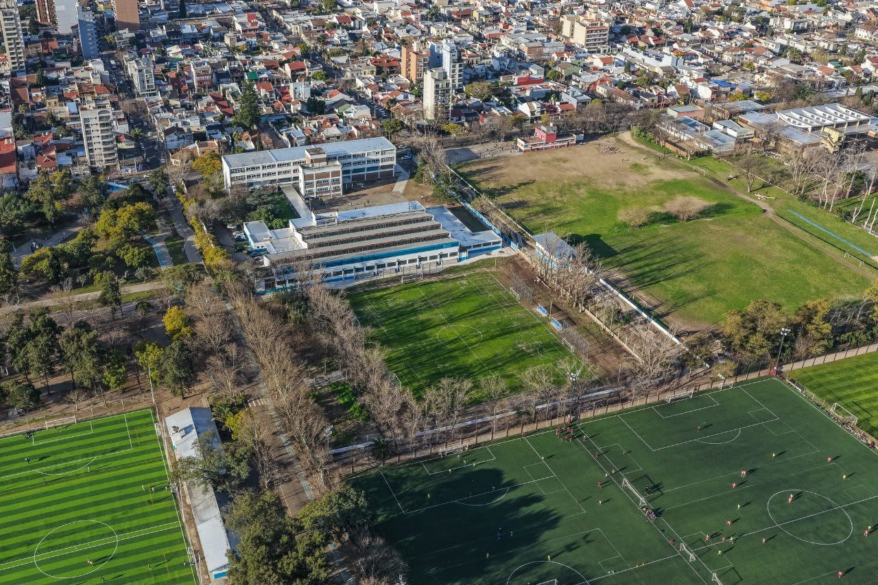 Lanús: construyeron un nuevo campo de deportes en la Escuela Kennedy