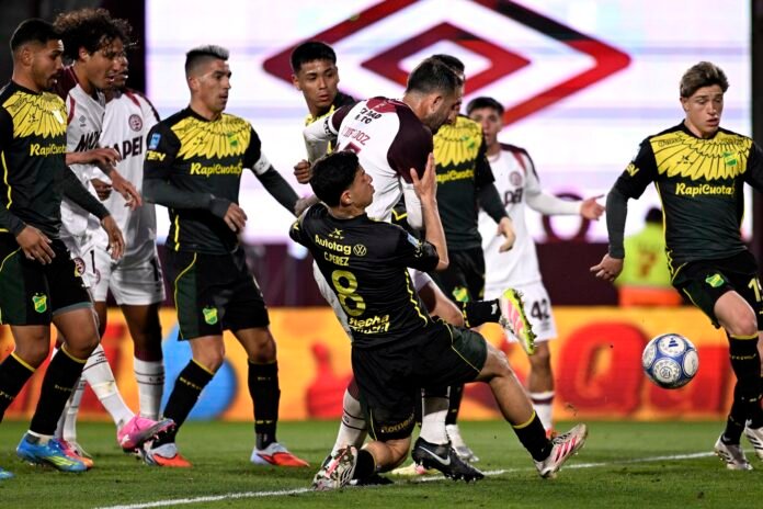 Lanús volvió a sumar tres puntos con un triunfo agónico
