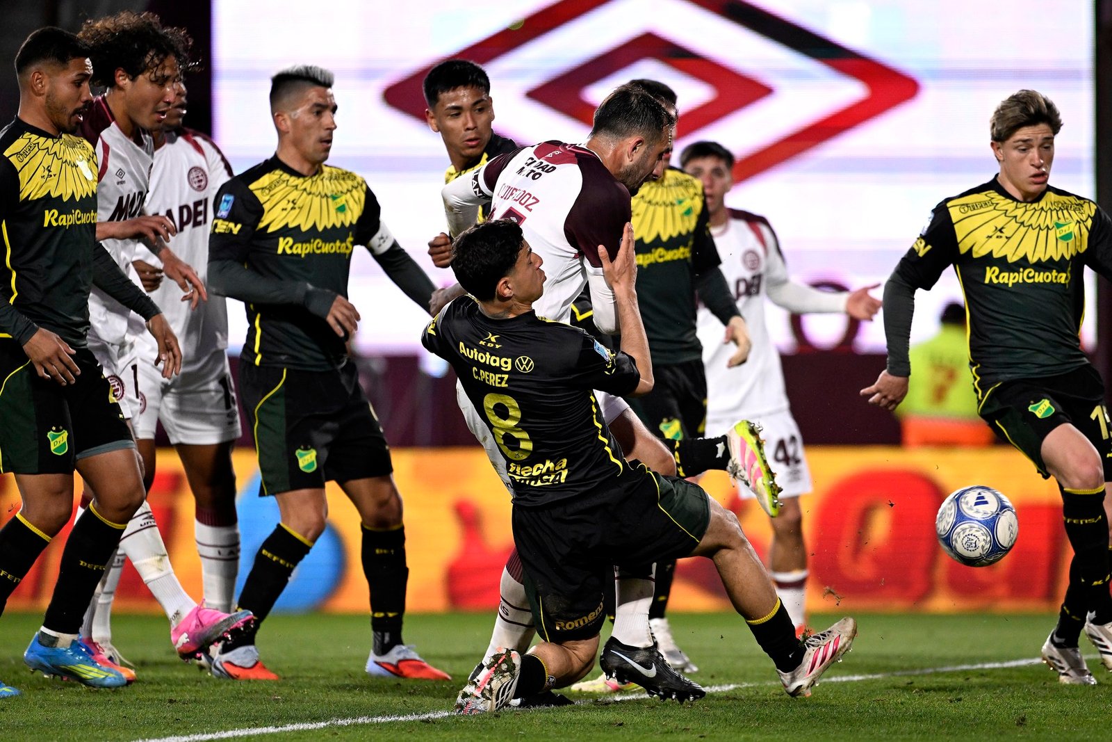 Lanús volvió a sumar tres puntos con un triunfo agónico