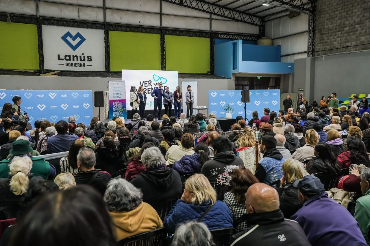 Lanús: entregan más de 300 anteojos en escuela de adultos
