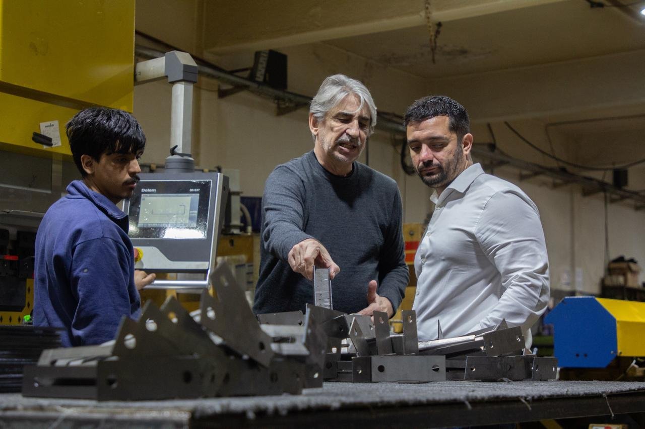 Día de la Industria: Balladares visitó una fábrica de ascensores y escaleras mecánicas de Lanús
