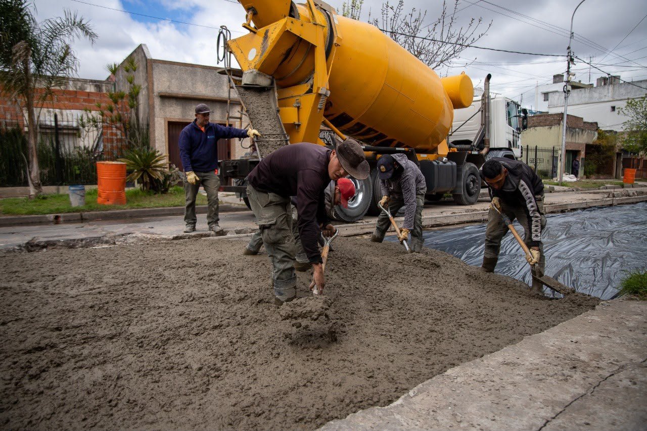Lanús: realizan obras de pavimentación en calles del distrito